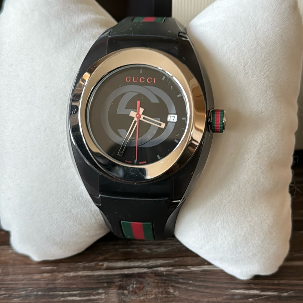 Gucci black rubber band dial unisex watch.